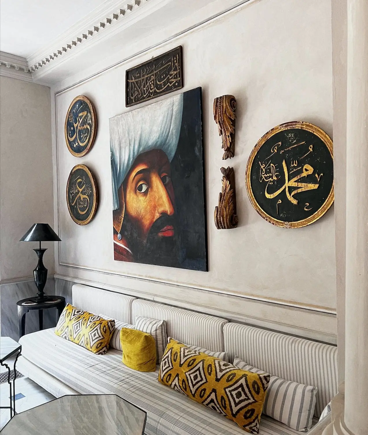 circle paintings with mixed mould wall decor